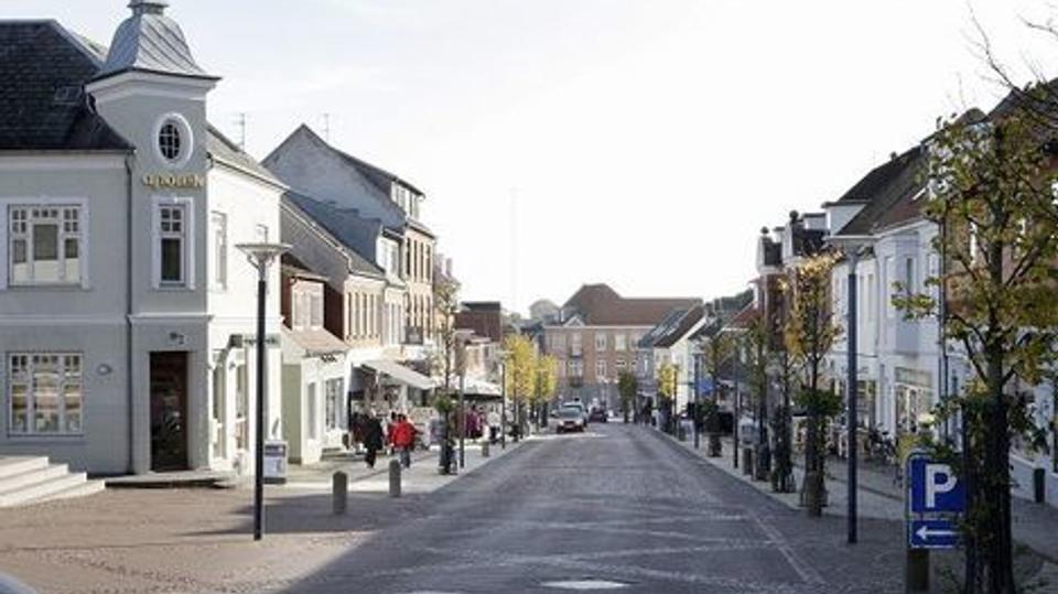Den, der har både har en butik her i Aars og i det tvangslukkede Rådhuscentret i Farsø får ikke fuld corona-kompensation fra regeringens hjælpepakker. Arkivfoto Michael Bygballe