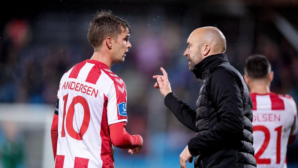 Meget tyder på at Jacob Friis snart igen kommer til at give instrukser til Lucas Andersen under en kamp. Foto: Lars Pauli <i>Foto: Lars Pauli</i>