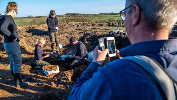 Det var en amatørarkæolog Peter Jensen (forrest), som med sin metaldetektor opdagede bronzeskatten - i øvrigt da han var på jagt efter resterne af et fly fra 2. Verdenskrig. Arkivfoto: Diana Holm <i>Foto: Peter Mørk</i>