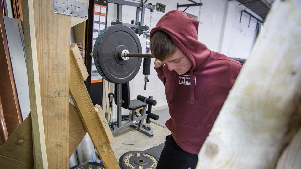 Jacob Heises mål er at blive stærkere og på sigt konkurrere i styrkeløft, og derfor har han investeret i udstyr og indrettet sig i sin fars mesters værksted, nu hvor motionscentre har lukket. Foto: Peter Mørk <i>Peter Mørk</i>