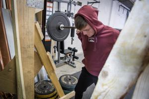 Jacob har købt over 400 kilo vægtskiver til hjemmetræning: Musklerne skal styrkes trods corona-nedlukning