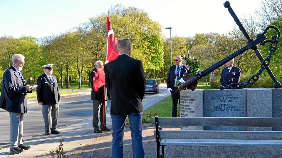 Medlemmer af Morsø Marineforening lagde i går en krans ved krigsmindesmærket. Foto: Ida Smith