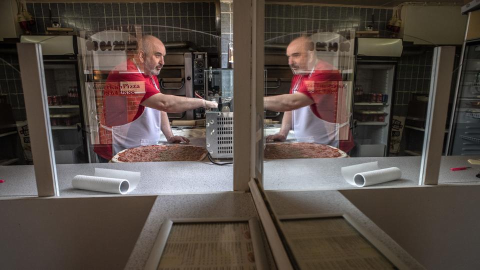 Endnu en familiepizza er ved at blive gjort klar af Bilal Kabzhawk. Dem her der spist tusinder af, og nu sikrer kunderne sig, at det forhåbentlig varer ved længe endnu. Foto: Martin Damgaard