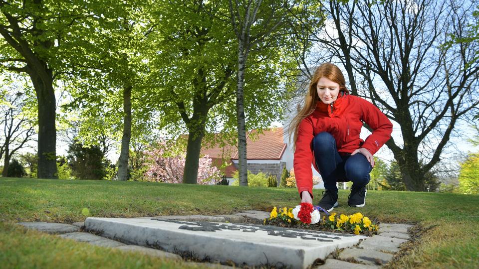 - Det er meget ærefuldt at lægge blomster på Aages grav, og det minder mig om alt det, modstandsfolkene har gjort for Danmark, siger Anna Jakobsen. Foto: Claus Søndberg