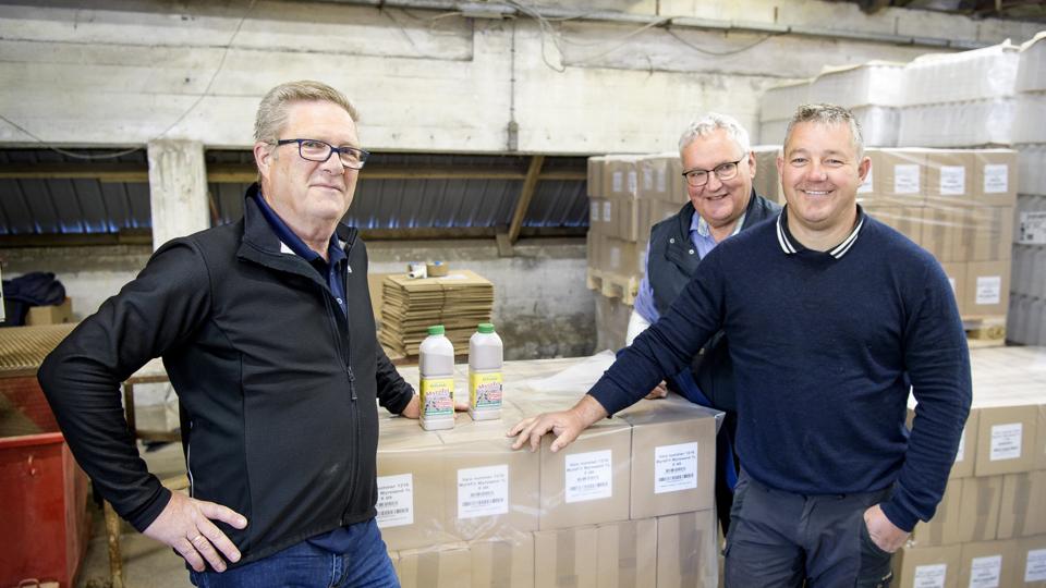 Fra venstre direktør Aage Ravn, opfinder og økonomisk bagmand Jørn Balch Christensen og producent Thomas Hundborg Jensen. Foreløbig giver produktionen beskæftigelse til et par mand ekstra på Vils Tegloverliggere.