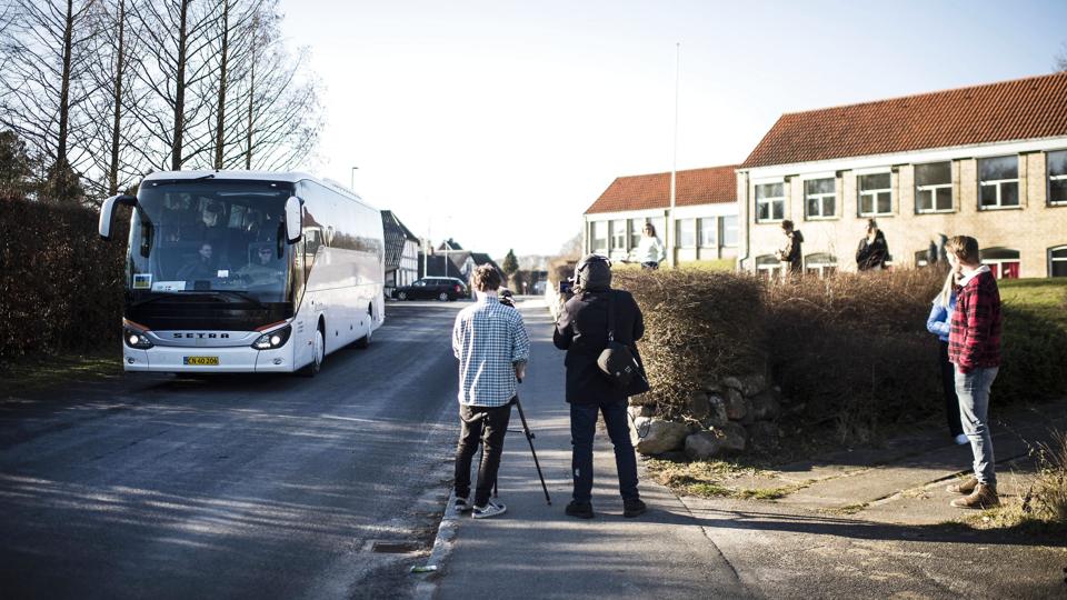 Ukrainske flygtninge ankom også til Fyn ved hjælp af bus. Her ankom de torsdag til Oure Friskole. <i>Tim Kildeborg Jensen/Ritzau Scanpix</i>
