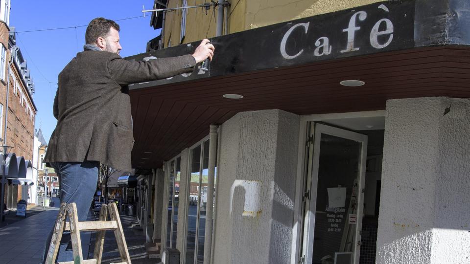 Thomas Schlichting er i fuld gang med at indrette sin kommende café, der har stået tom siden 2018.