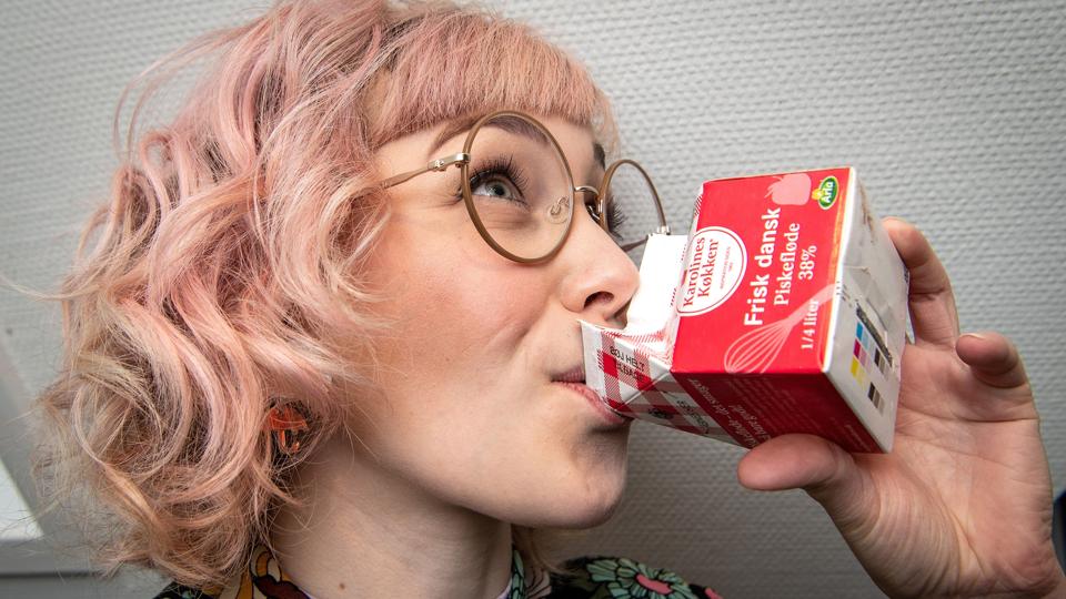 - Jeg elsker fløde - gerne direkte af kartonen, siger Beate Sørensen. Foto: Peter Broen <i>Foto: Peter Broen</i>