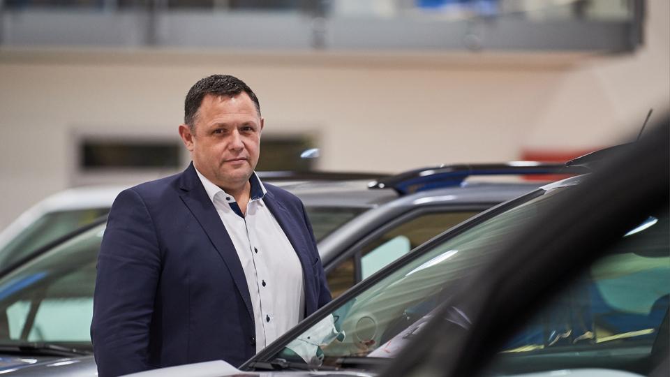 Bilerne holder tæt hos landsdelens bilforhandlere klar til de tre måneder i højsæsonen. Men lige nu er salget gået i stå, fortæller Peter Kjærsgaard, der blandt andet har Kjærsgaard Auto i Aalborg. Arkivfoto: Nicolas Cho Meier