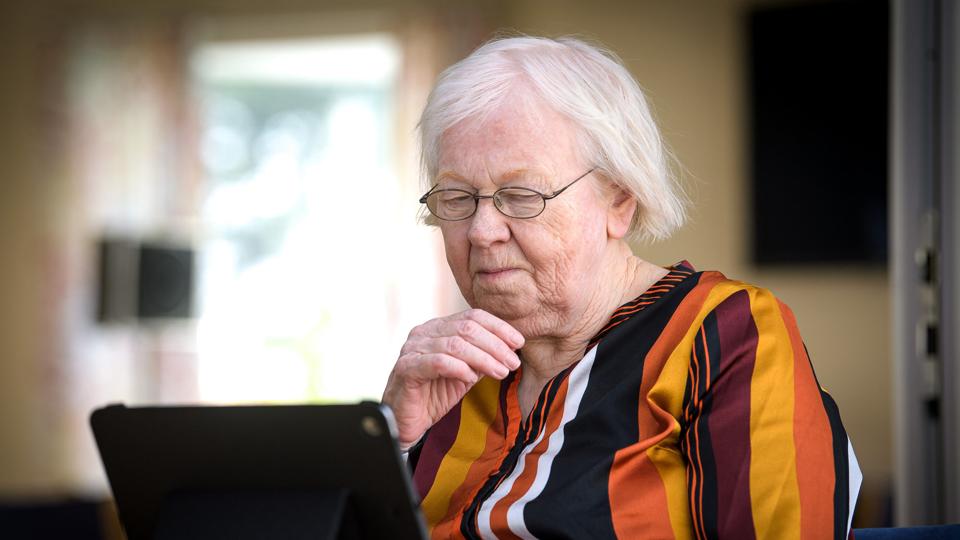 Solveig Herbst er en af de beboere på Røde Kors Hjemmet i Løgstør, der har stor glæde af ældrecentrets Ipad i denne tid. Foto: Bo Lehm
