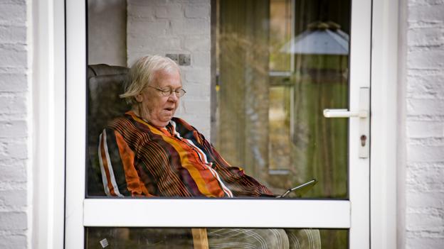 Røde Kors Hjemmet i Løgstør har taget Ipad i brug, så beboerne kan holde kontakten, her Solveig Herbst, der er på nettet.Foto: Bo Lehm <i>Bo Lehm</i>