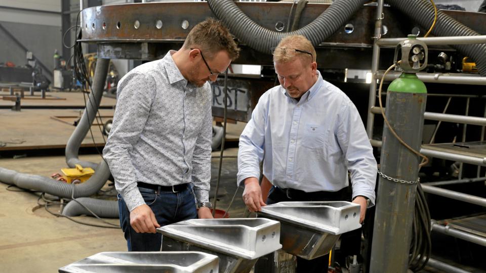 Christian Vinther Jørgensen (tv) og Lars Christiansen (th) glæder sig over at have landet den største ordre i Maskinfabrikken Fuglsangs historie. Foto: Henrik Eilers