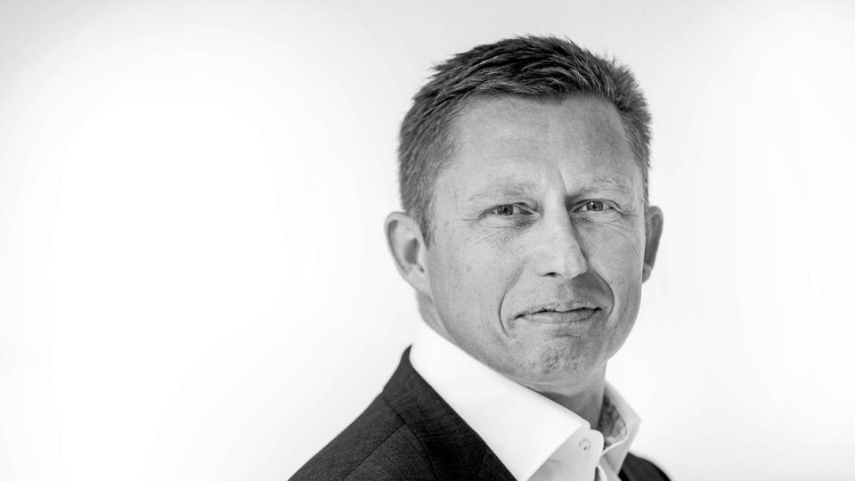 Peter Schelde fortæller, at fyringerne kommer til at ramme på tværs af alle faggrupper i Comwell-koncernen.