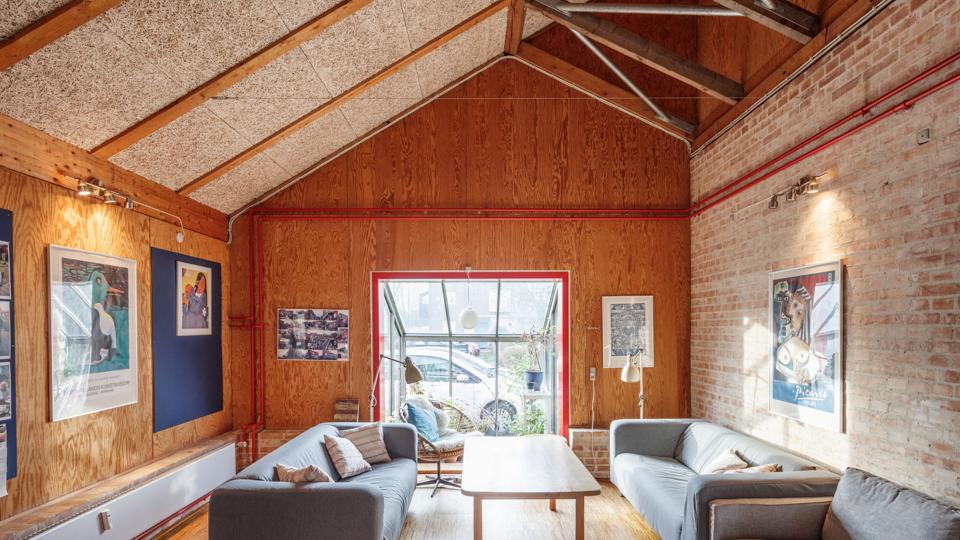 Kan du bo på 15 m2, og er du klar på træhus og at lade haven stå? I en ny udstilling på Utzon Center kan man opleve tegnestuen Vandkunsten, der slår et slag for mere hygge. Foto: Vandkunsten