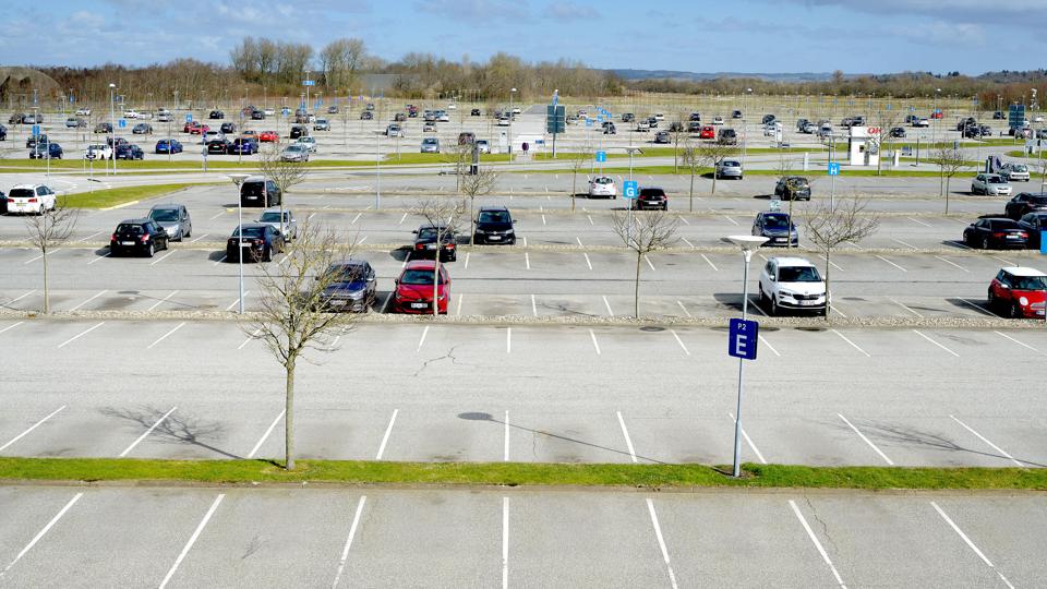 Der er ikke mange, der skal ud og flyve for tiden, men der holder stadig biler på parkeringspladsen ved Aalborg Lufthavn. Foto: Lars Pauli <i>Foto: Lars Pauli</i>