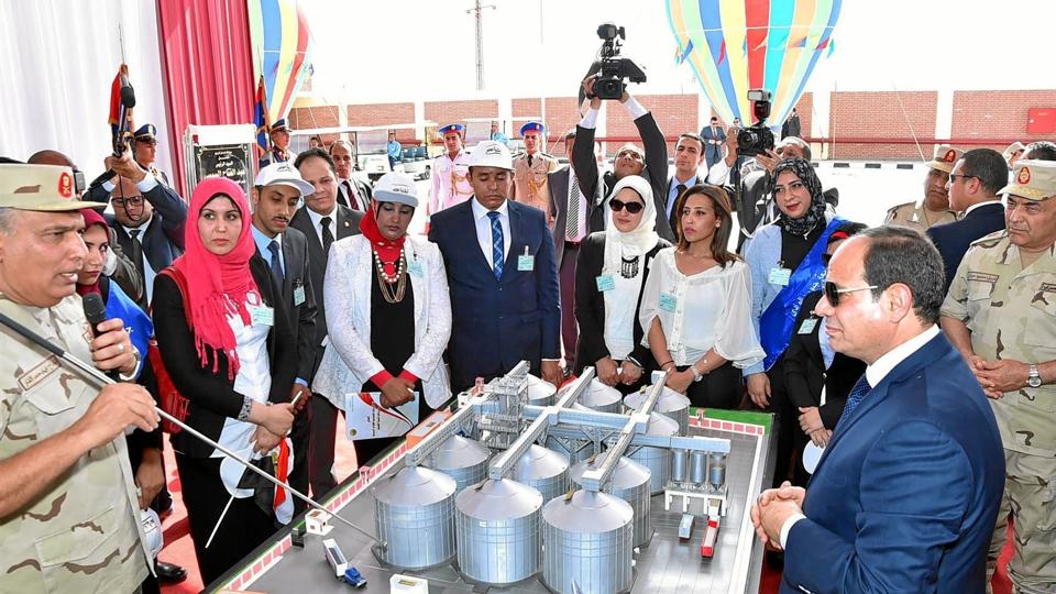 Den egyptiske præsident Abdel Fatah al-Sisi indviede i 2017 et siloanlæg leveret af Cimbria. Han står til højre med solbriller på ved en model af anlægget. Arkivfoto