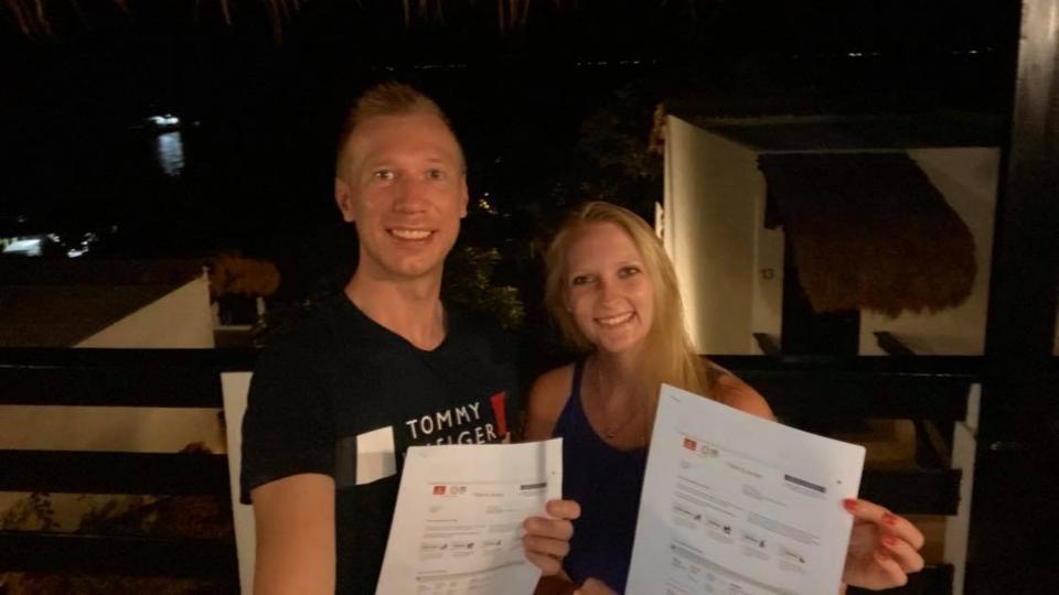 Rasmus Karlsen og Sofie Andersen står nu med billetterne hjem til Aalborg i hænderne. Går alt efter planen, lander de i Aalborg søndag aften. Privatfoto