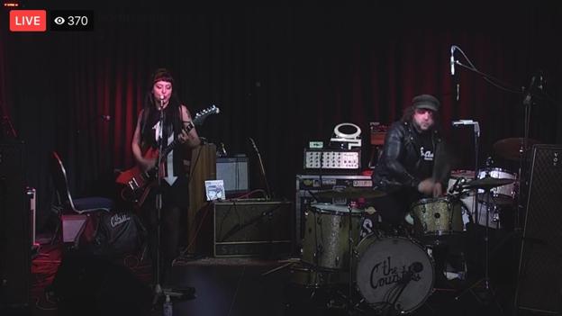 The Courettes, der er bosat i Aalborg, består af brasilianske Flavia Couri på vokal og elektrisk guitar og danske Martin Couri på trommer og percussion.