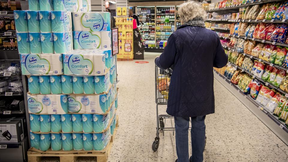 Et billede af den hverdag i Danmark, der blev lagt i respirator onsdag i sidste uge. Da blev lagre som dette af toiletpair revet væk fra butikkerne. Men hvad kendetegner vores nye hverdag? Det vil Vesthimmerlands Museum finde ud af. Arkivfoto: Martin Damgaard