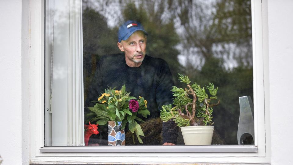 - Måske der er noget mere mellem himmel og jord. Jeg tror ikke på det, men jeg lader i hvert fald mystikken leve lidt endnu, siger Jens Harrgaard Jensen fra Nørresundby. Han kunne på sin fødselsdag ånde lettet op efter en lang og hård periode i sit liv. Foto: Claus Søndberg