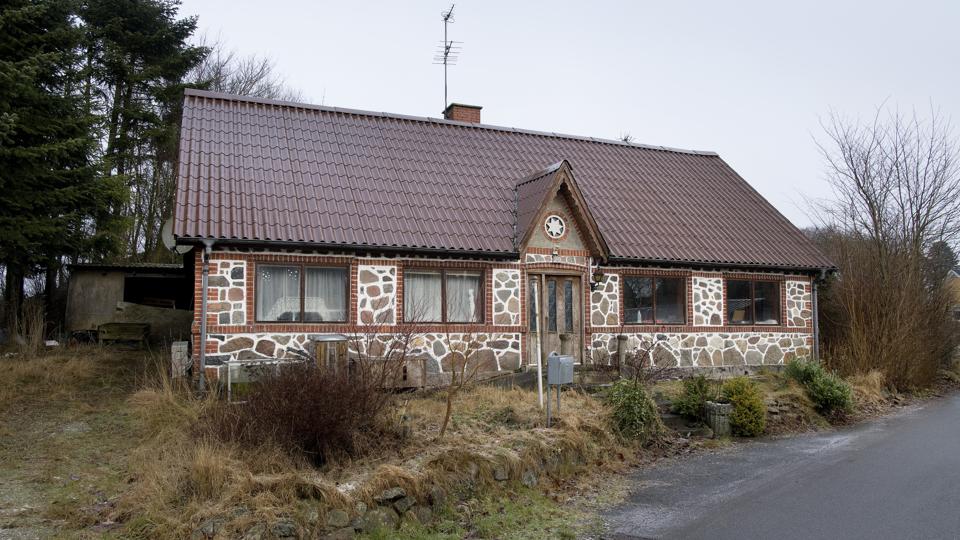 Huset, der ligger midt i Ljørslev, har fået navnet Stjernen efter den syvtakkede stjerne over indgangsdøren. Siden billedet blev taget, har frivillige gjort en stor indsats for at få ryddet op i og omkring huset. Arkivfoto