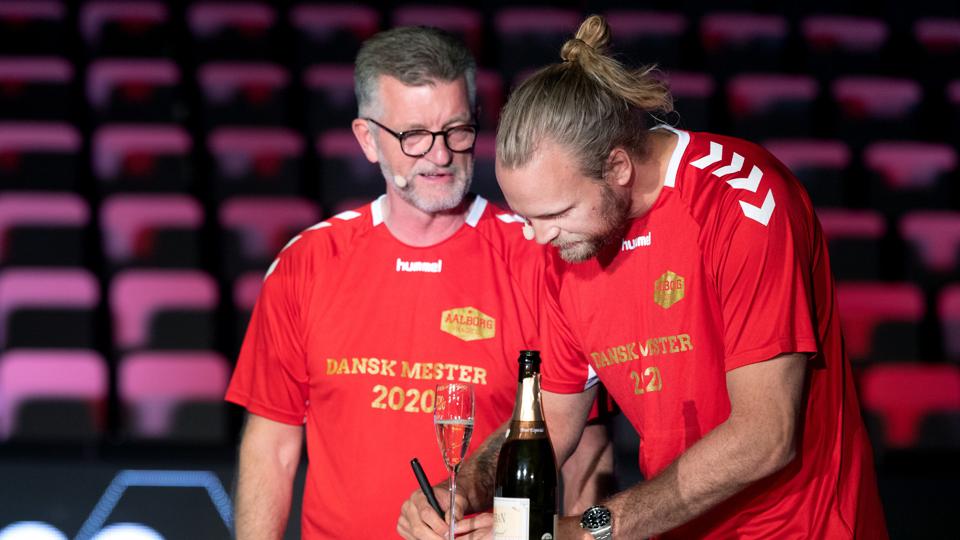 Henrik Møllgaard skrev fredag aften under på sin kontraktforlængelse i forbindelse med en fejring af, at Aalborg Håndbold blev kåret til danske mestre i den forgangne sæson, der dog aldrig blev færdigspillet på grund af coronakrisen. Foto: Torben Hansen