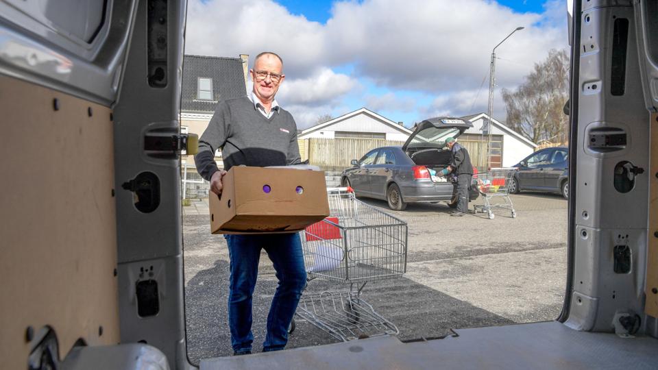 Jan Jæger, købmand i Spar i Øster Brønderslev, skulle mandag ud med varer i sin lille varevogn til otte kunder. Det var hans første dag med gratis levering. Foto: Henrik Louis
