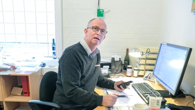 Den 54-årige Spar-købmand oplever stor tilstrømning af kunder, der vil have leveret varer.