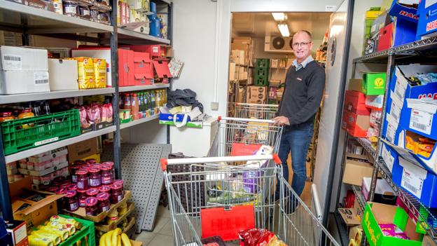 Jan Jæger pakker selv alle sine varer til udbringning. Kunderne skal forhåndsbetale via MobilePay, hvis de ønsker leveret.