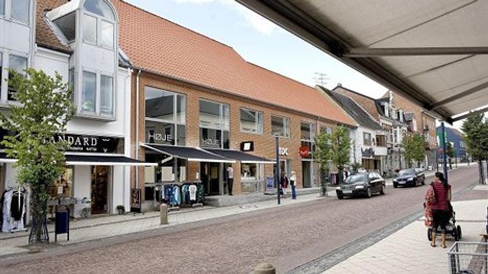 Himmerlandsgade i Aars. En ejer af to butikker kan miste corona-kompensation, hvis den ene butik ligger i et corona-lukket center. Arkivfoto: Lars Pauli.