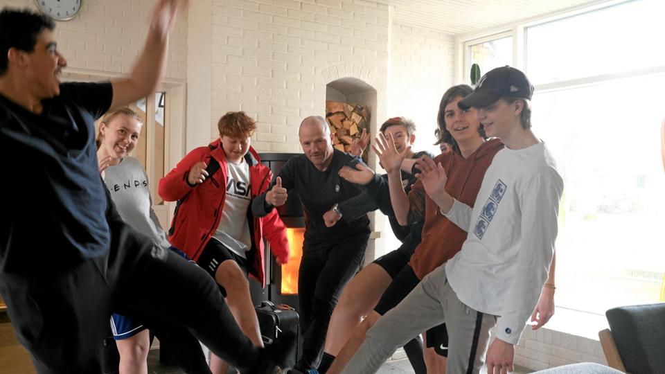 Eleverne på Halvorsminde Efterskole måtte onsdag aften og torsdag morgen sige farvel til hinanden for en stund.Foto: Halvorsminde Efterskole