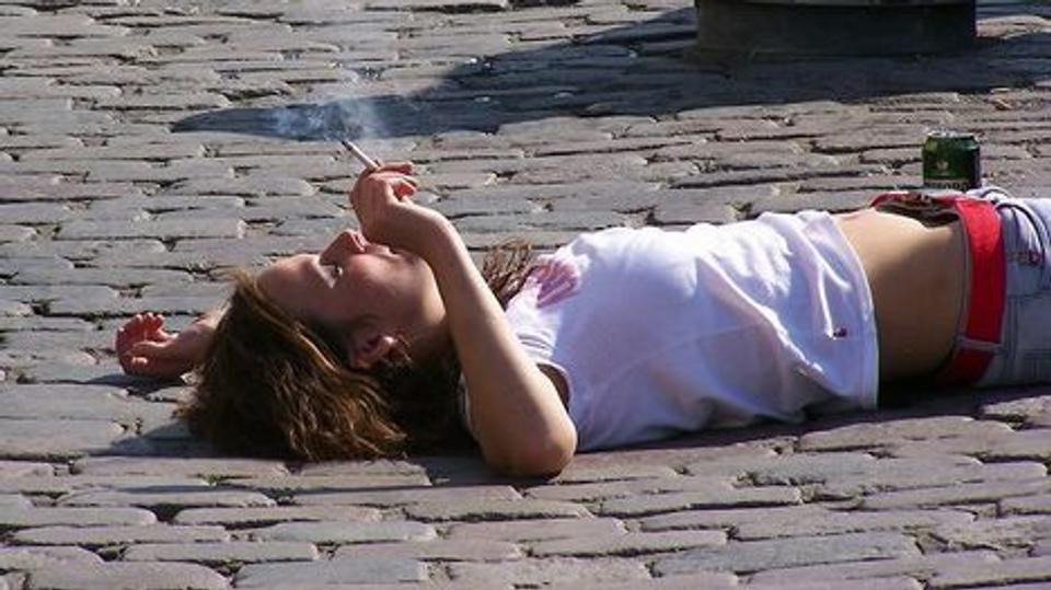 Sol, øl og cigaret. - For nogle er det en livskvalitet at have råd til at købe smøger, mener en kredsformand. Prisen for en pakke cigaretter stiger til cirka 60 kroner i 2022. Arkivfoto: Brian Bergmann/Ritzau Scanpix