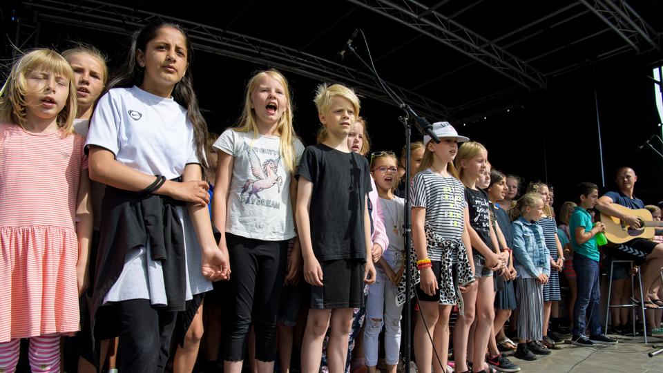Skolelever skal blive hjemme for at begrænse smittefaren. Arkivfoto: Bo Lehm