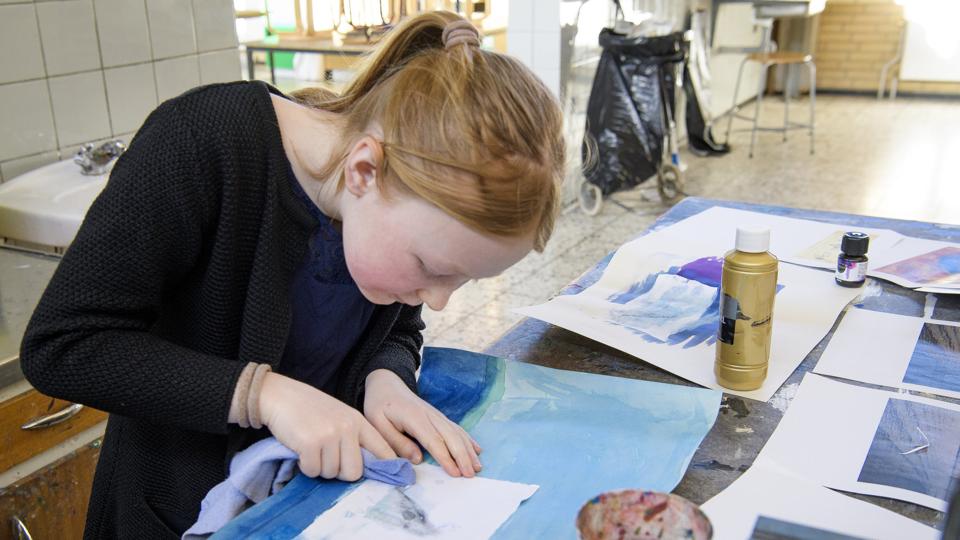 Dicte Marie Bjerre Larsen i gang med at overføre et billede af Sallingsundbroen til maleriet af Limfjordslandskabet. Foto: Peter Mørk