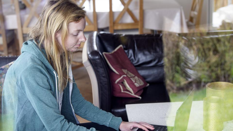 Lotte Husted må hygge sig selv i forældrenes sommerhus i Doverodde.