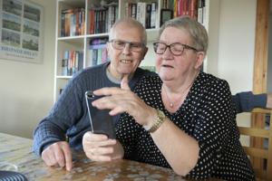 Hanne giver en digital krammer til sin demente mor