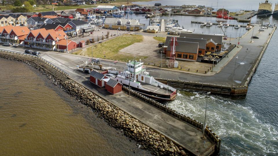 Der har været indkøringsvanskeligheder med det nye billetsystem til Hals-Egense Færgen. Foto: Lars Pauli