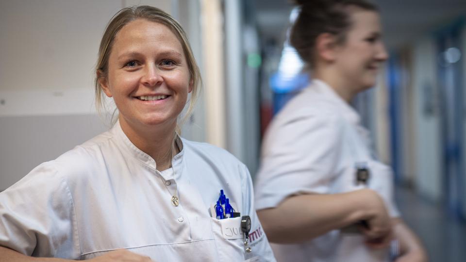 Sygeplejerske Julie Albrechtsen har fulgt med i afdelingens udvikling fra dengang, hverdagen kunne være kaotisk - og hvor der var mange opsigelser. Foto: Martin Damgård
