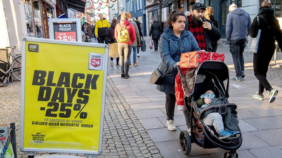 De skrigende gule skilte med store sorte bogstaver og procentnumre har trukket en sand shoppe horde på gaden. Foto: Lars Pauli. <i>Foto: Lars Pauli</i>