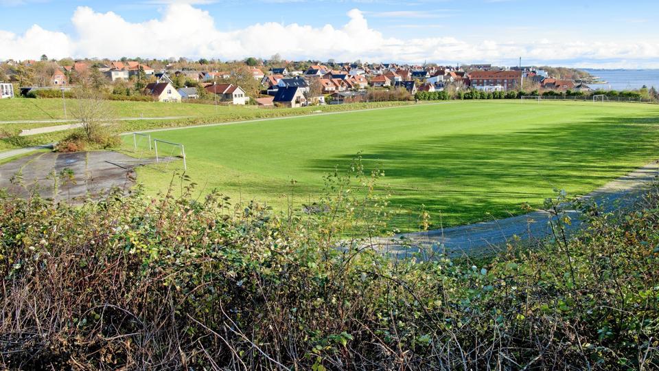 I forliget om kommunens 2020-budget er det aftalt at undersøge, om Landlyst Stadion kan bruges til byggeri. Det arbejde starter nu med at lave udbudsmateriale. Arkivfoto: Peter Mørk
