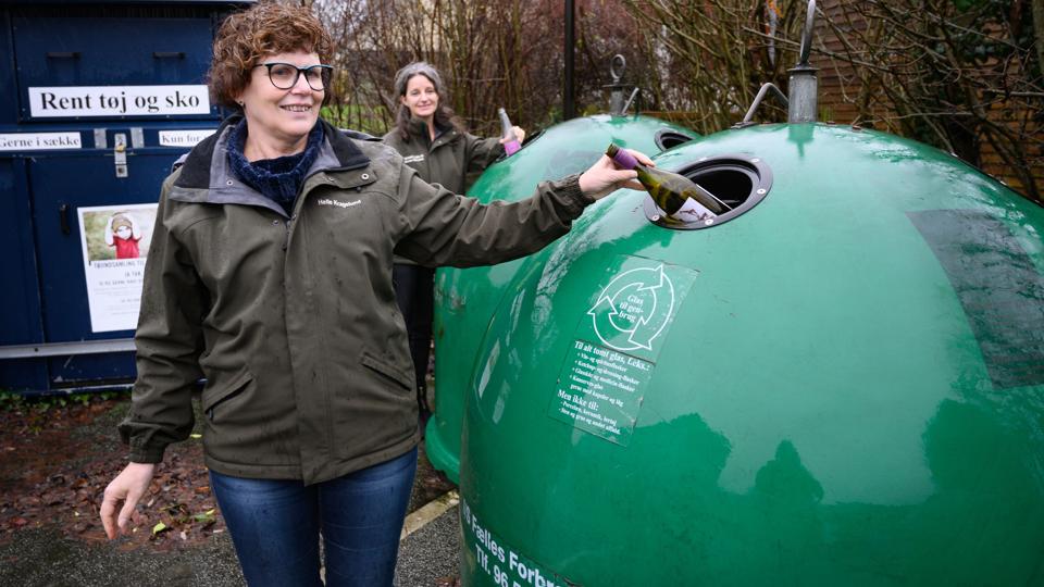 Miljømedarbejder Helle Kragelund og affaldsplanlægger Kirstin Bjørnbak Kjær ved en af de grønne glaskuber, som borgerne i Mariagerfjord Kommune er flinke til at bruge. Foto: Claus Søndberg