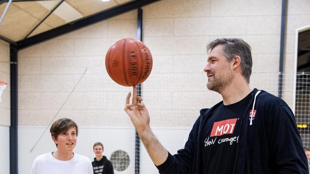 Basketballspilleren Chris Christoffersen kan trods karrierestop stadig trylle med en bold. Foto: Henrik Bo <i>Foto: Henrik Bo</i>