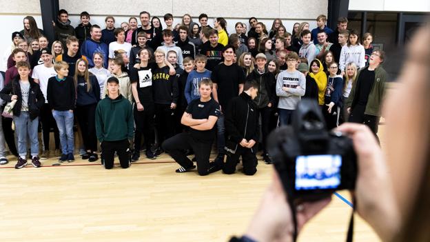 Det afsluttende gruppefoto i efterskolens sportshal. Foto: Henrik Bo <i>Foto: Henrik Bo</i>