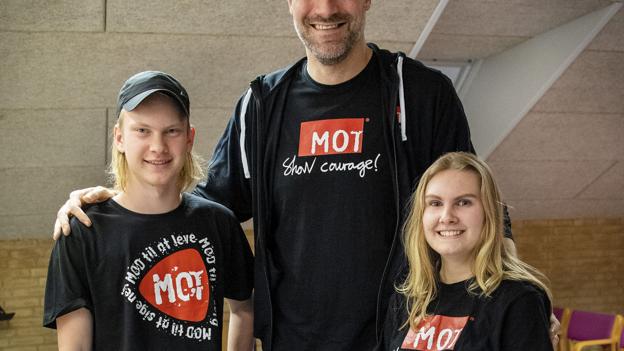 Basketballspilleren Chris Christoffersen i selskab med eleverne Emma Froberg Bager og Johan Falkensten Andersen. Foto. Henrik Bo <i>Foto: Henrik Bo</i>