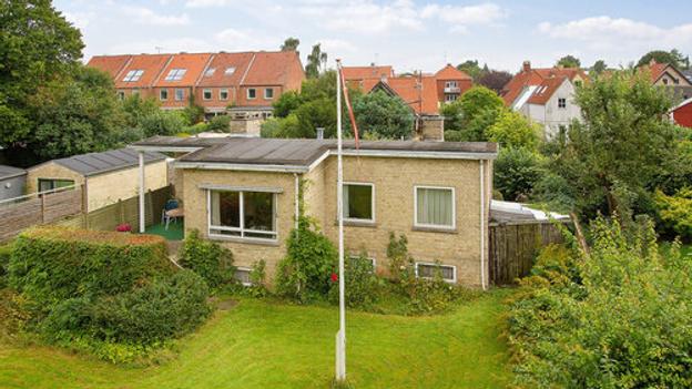 Skitseprojekt arkitekttegner huse, ombygninger og tilbygninger. Her eksisterende hus uden kvist ...