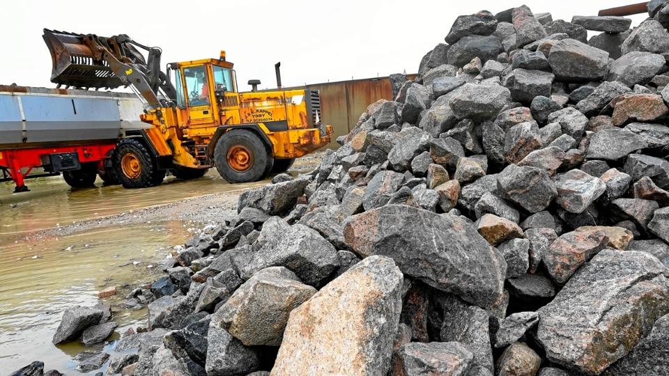 Der køres byggematerialer fra Hanstholm Havn til byggepladsen på Amtoft Havn, hvor granitblokkene bruges i udbygningen af havnens eksisterende moler.Foto: Ole Iversen