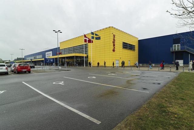 Der blev holdt god afstand mellem kunderne, der ventede på, at Ikeas svingdøre igen skulle rulle efter 40 dage, hvor der var været lukket på grund af coronavirus. Foto: Martel Andersen