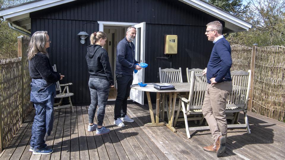 Mægler Lars Lunde Holmgaard (th) fra Nybolig Palle Ørtoft viste søndag et sommerhus i Hals frem til en familie fra Randers: Per Møller, Freja Lund Møller og Tina Lund. Foto: Henrik Louis