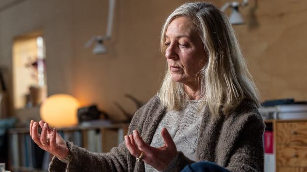 Det er en angstprovokerende oplevelse for Hanne Lind-Bonderup, da hendes mand skal kobles fra hjertelungemaskinen . Foto: Peter Broen <i>Foto: Peter Broen</i>