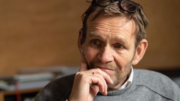 Peter Lind-Bonderup, 56 år, lytter til sin kone Hanne, men husker intet selv. Foto: Peter Broen <i>Foto: Peter Broen</i>